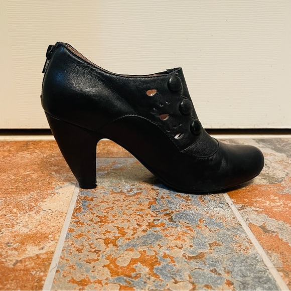 🎁Victorian Style Miz Mooz Leather Ankle Booties with Decorative Buttons! - Picture 9 of 16